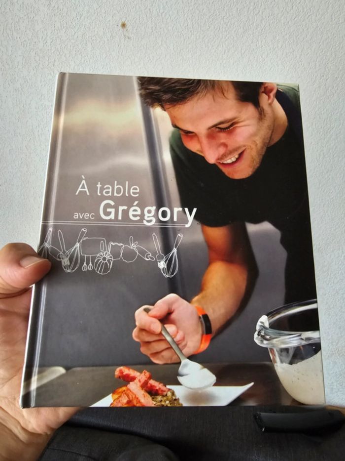 Livre de cuisine à table avec gregory