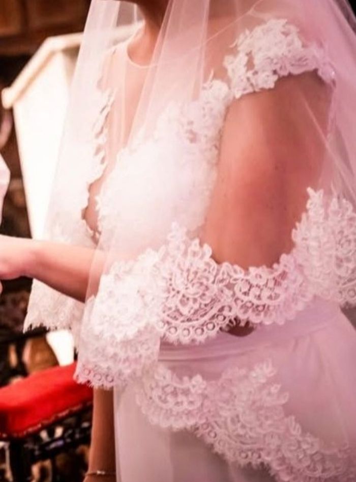 Robe de mariée avec jupon cerceau et voile brodé - photo numéro 9