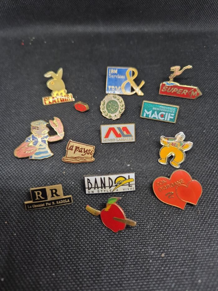 Lot de pins vintage divers (années 80/90 – marques & personnages)