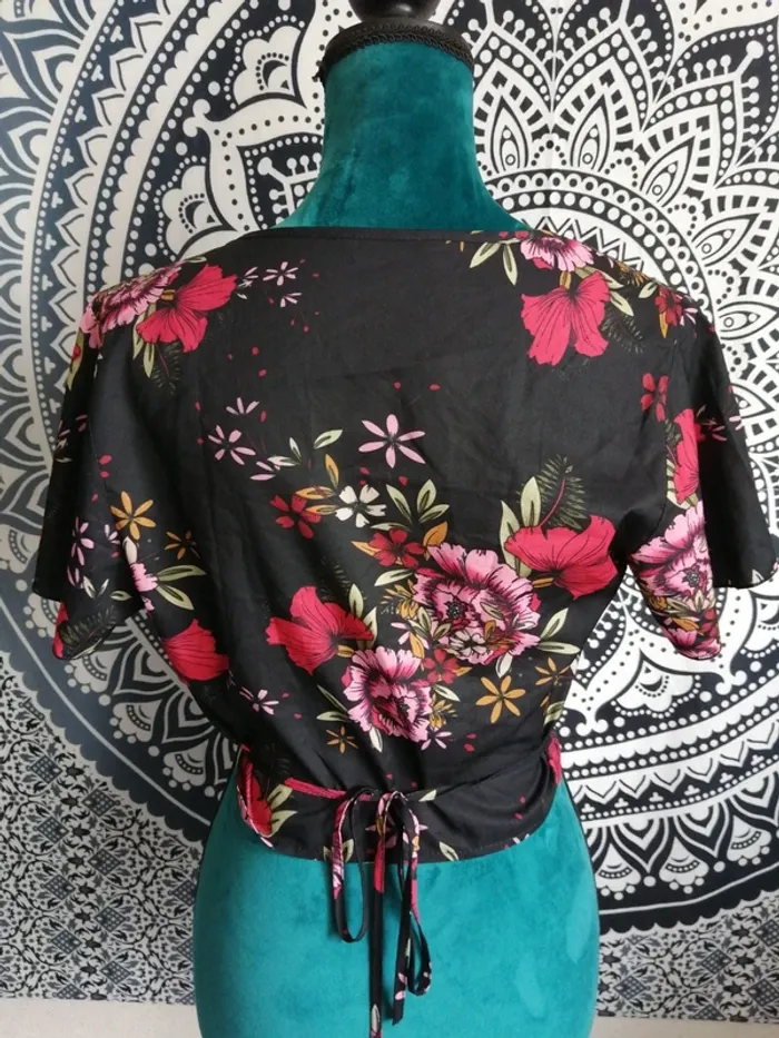 Haut noir manches courtes cache coeur motifs fleurs / shein / (M) - photo numéro 5