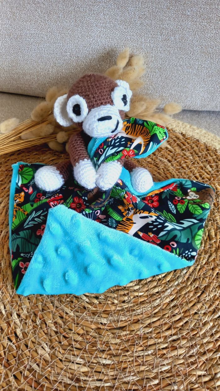 Doudou bébé peluche petit singe amigurumi avec tissu jungle