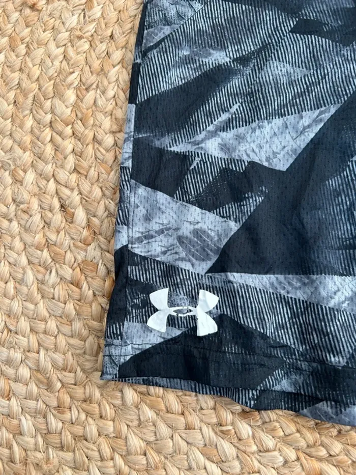 Short Garçon Under Armour Loose Noir & Gris | Taille 14 ans | Très Bon État | Sport Casual | R22 - photo numéro 3