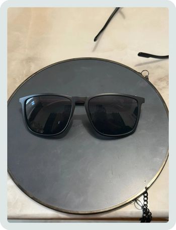 Lunette de soleil violette