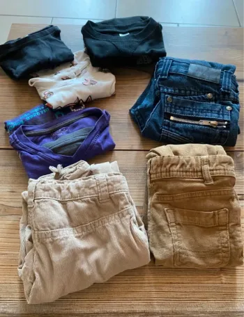 Lot 3 ans, 3 pantalons, 2 t shirts manches longues et un manche courte, un sweat