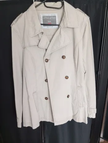 Veste fine idéale mi saison. De taille 46/48 et de marque Kiabi
