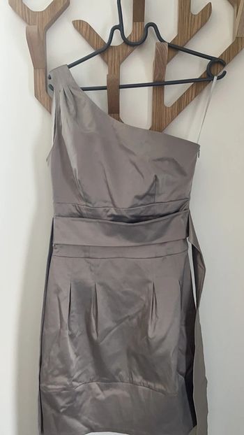 Robe taupe cintrée