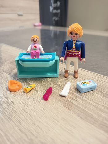 Playmobil spécial plus 5368 maman avec bébé et table langer