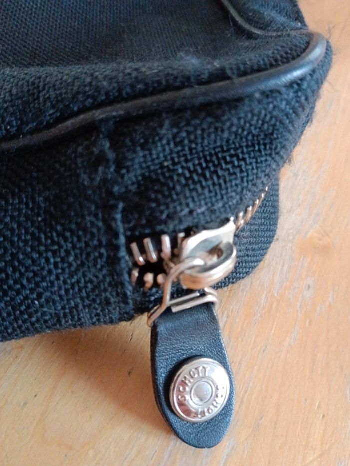 Sac bandoulière en tissus détails cuir  
De la gamme perfecto by Schott - photo numéro 18