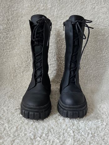 Botes á lacets en cuir noir.