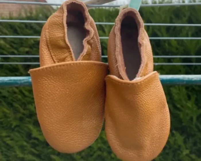 Chaussons bébé 12-18 mois en simili cuir, en bon état.