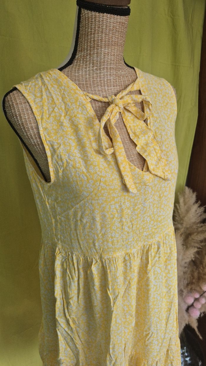 Robe jaune à fleurs blanches, sans manches, avec nœud à l'encolure - photo numéro 2
