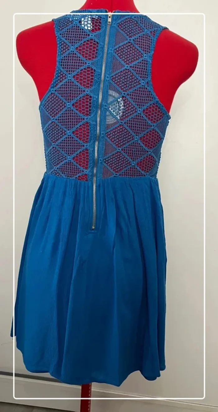 Robe fluide ajourée bleue Forever 21 - photo numéro 4