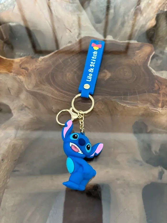 Porte clé Stitch pose bleu plastique