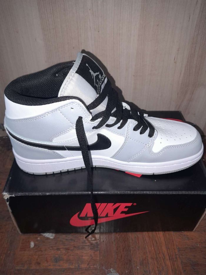 Jordan 1 gris noir et blanche