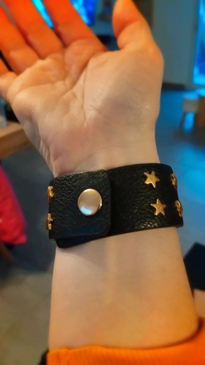Bracelet noir pression avec étoiles et tête de mort doré - photo numéro 5