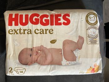 1 pack de couches Pampers Huggies taille 2