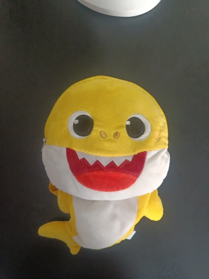 Sac a dos baby shark jaune en tres bon etat - photo numéro 2