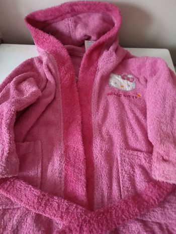 Peignoir 2/4 ans . Coton éponge rose fushia. 2 poches ,ceinture et capuche.Hello Ketty. Très bon état.