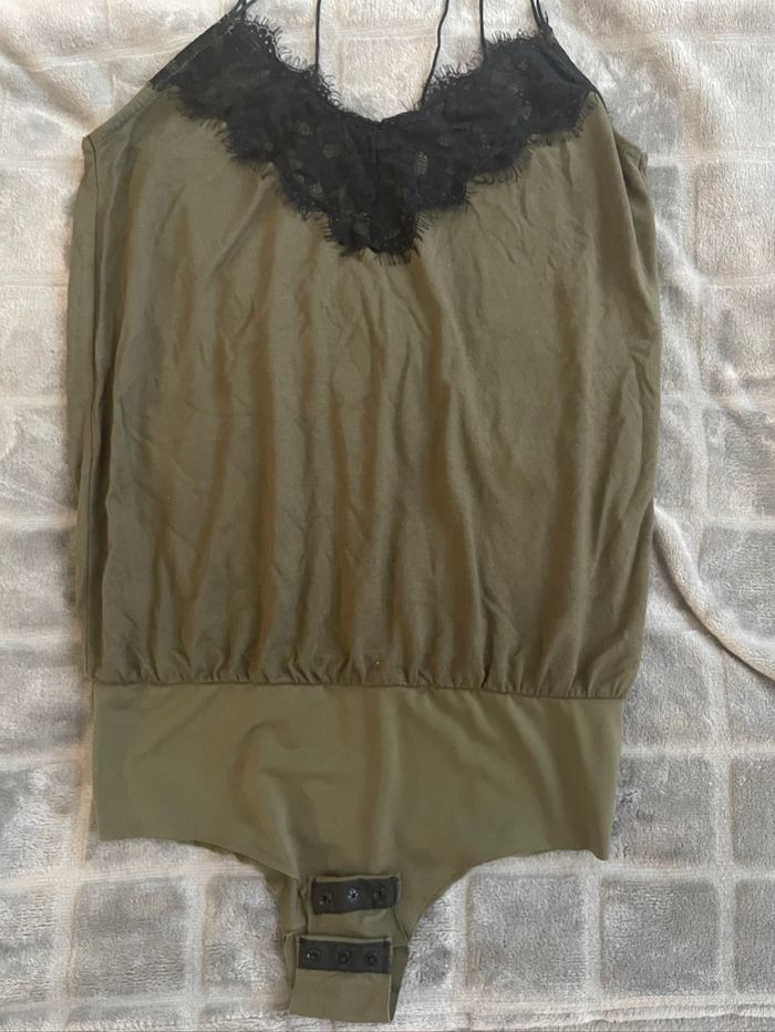 Body kaki et dentelle noir