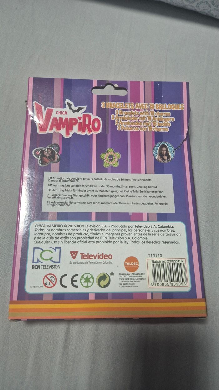 3 bracelets avec 18 breloques Chica vampiro - photo numéro 2