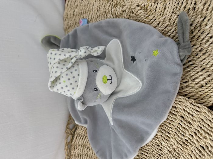 Doudou plat Chat gris blanc vert étoiles SUCRE D’ORGE - photo numéro 3