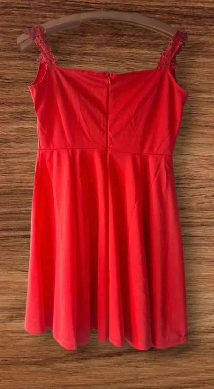 👗 Robe rouge fluide avec dentelle – Taille M - photo numéro 3