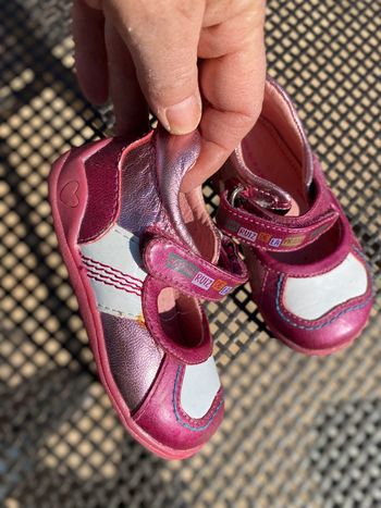 Belle petite chaussure sandales , Salomé, 21 Agatha Ruiz de la Prada, cuir blanc et rose