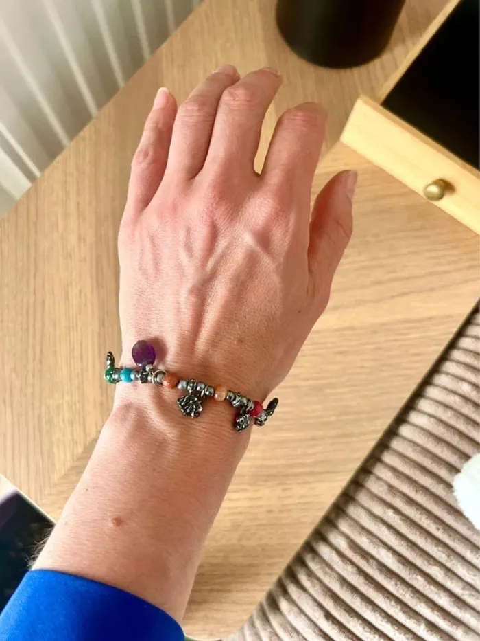 Bracelet en perles argentées et colorées – style fun et lumineux