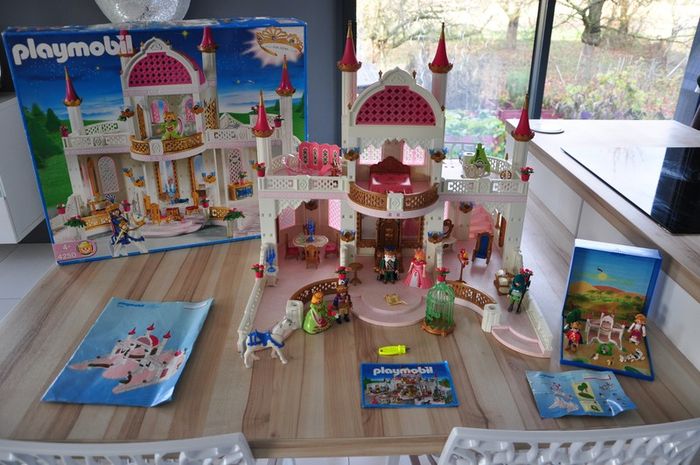 Boite Château playmobil meublé avec boîte d'origine 4250 +mini set