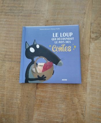 Petit loup qui découvrait le pays des contes