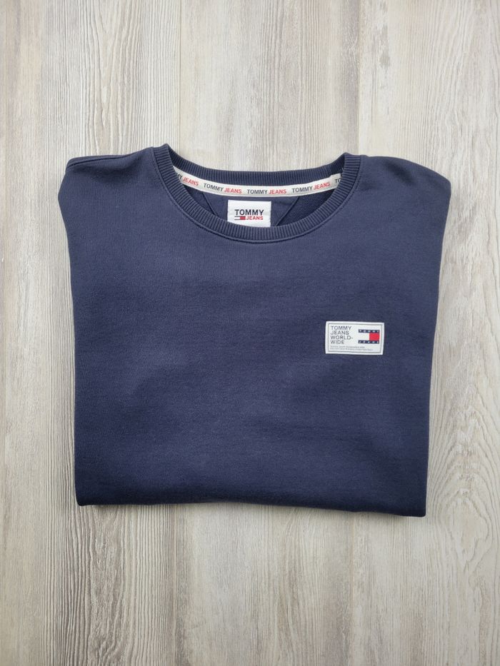 Sweat Tommy Jeans bleu marine – Patch World Wide – Taille S