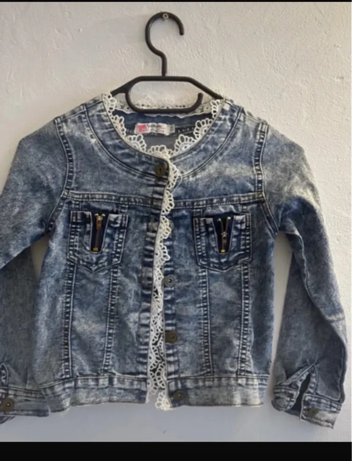Veste en jeans fille 6/7 ans style délavé avec dentelle