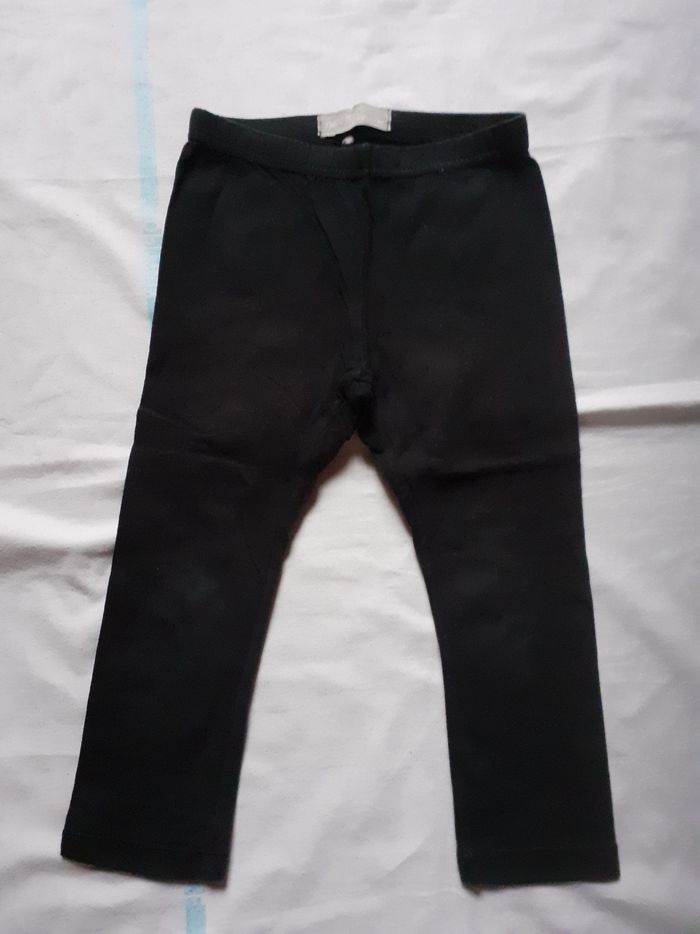 Legging noir motif étoiles au bas du legging