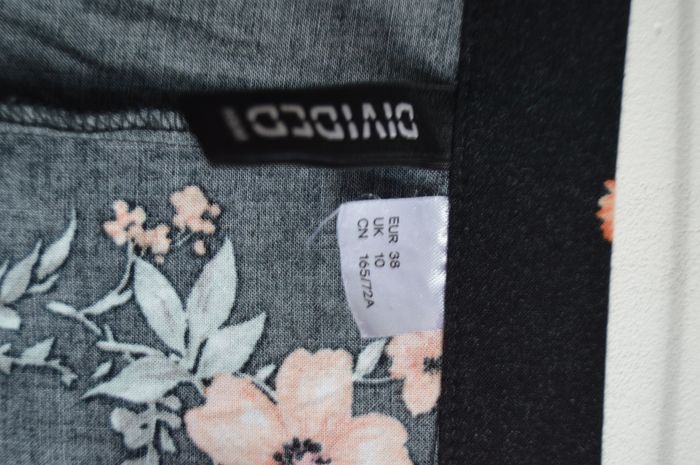 Jupe fleurie noire boutonnée – H&M Divided – Taille 38 - photo numéro 3