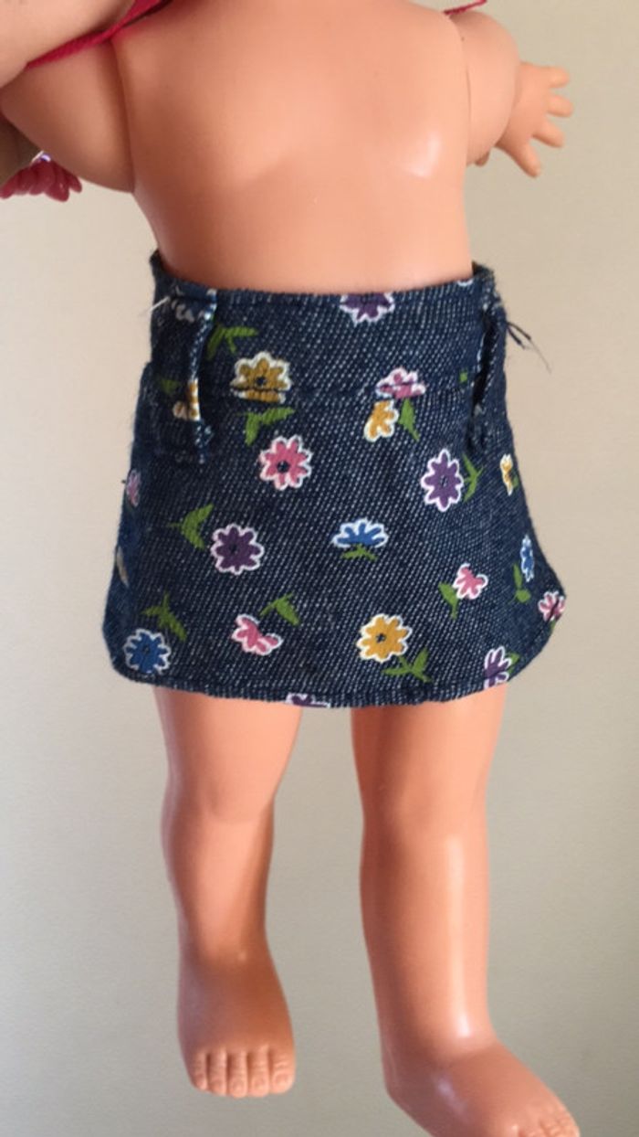 Mini jupe pour poupée bleu marine à fleur - photo numéro 3