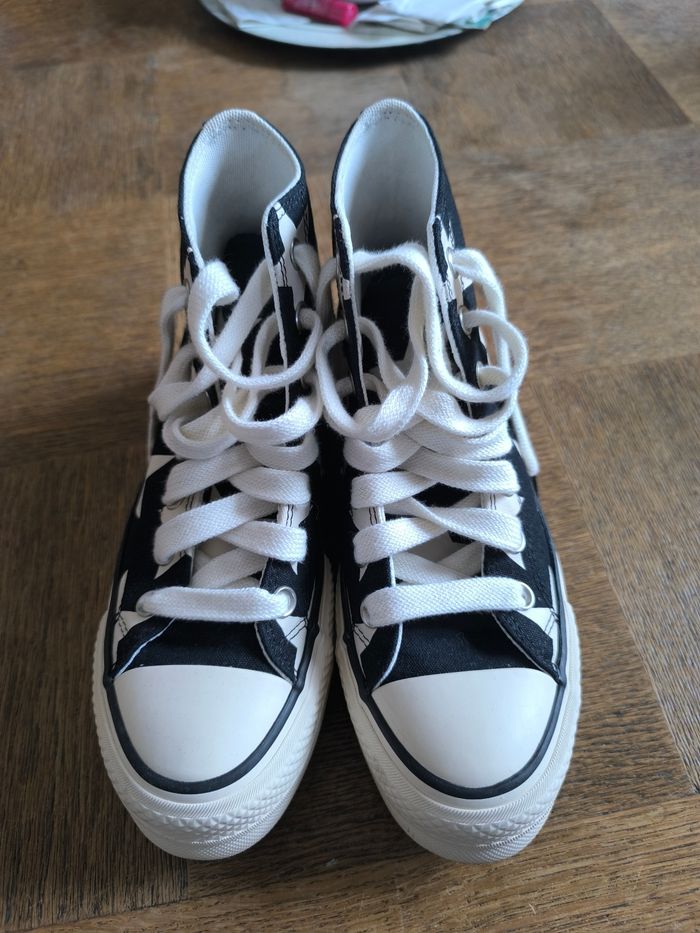 Baskets Converse noires et blanches - photo numéro 2