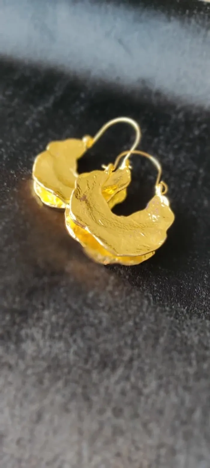 Paire de boucles d'oreilles pendantes dorées neuve - photo numéro 2