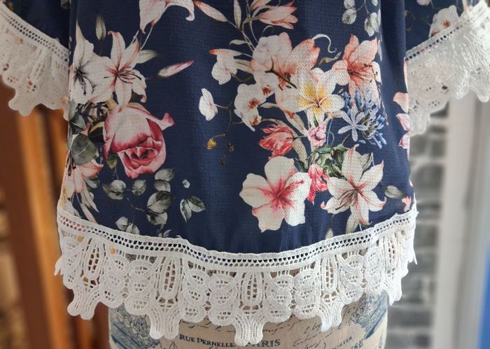 Blouse marine fleurie courte avec de la dentelle - photo numéro 3