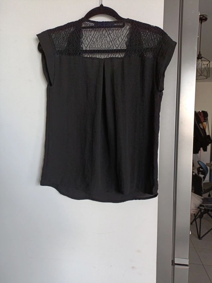 Top noir manche courte effet satiné dentelle Kiabi XS /S – Très bon état - photo numéro 5