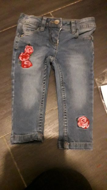 Très beau petit Jean fille taille 9/12 mois neuf