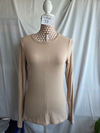 Tee-shirt,beige, en coton &elasthanne, en excellent état, largeur d'épaule 36cm, largeur sous bras 42cm, longueur 63cm, marque H&M =5€