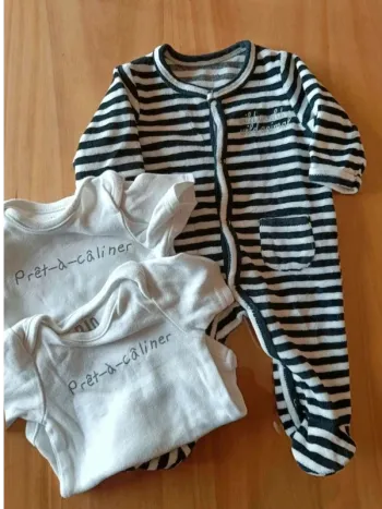 Lot  1 pyjama  et 2  bodies