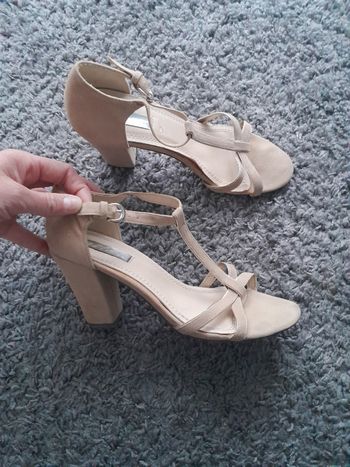 Jolie paire de talons beige T39