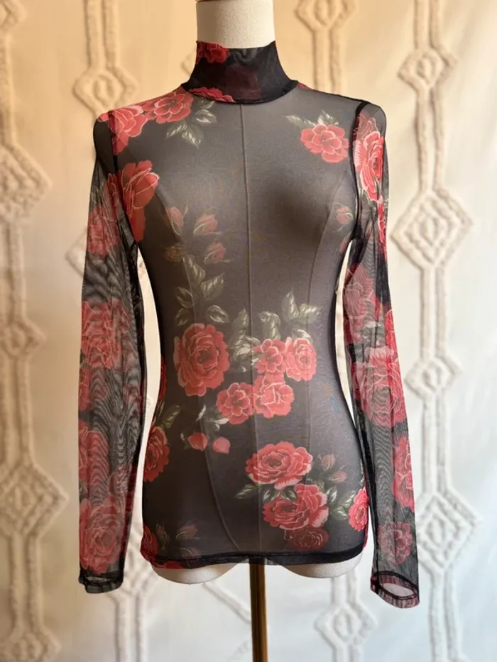 Top col montant en mesh noir transparent à fleurs rouges – style grunge Y2K 36/38