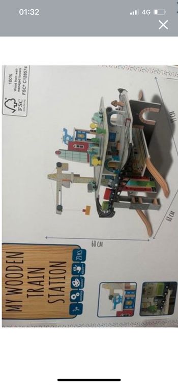 Station de train en bois avec accessoires ( trains, voitures..)