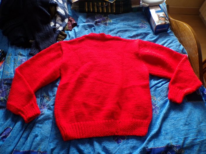 Pull rouge fait main T40 - photo numéro 2