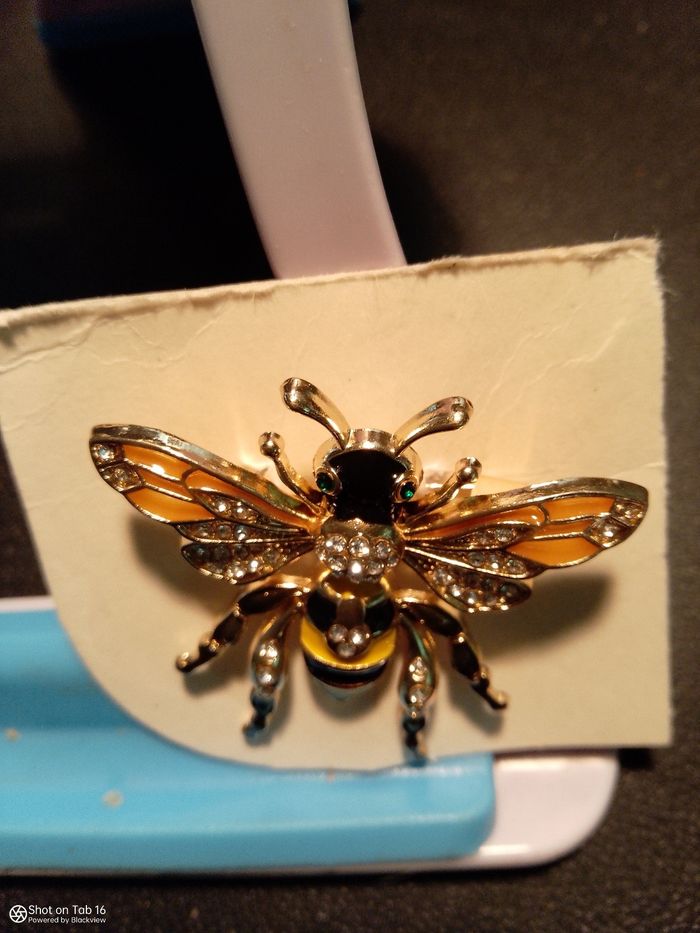 Superbe broche  guêpe ou abeilles avec strass never