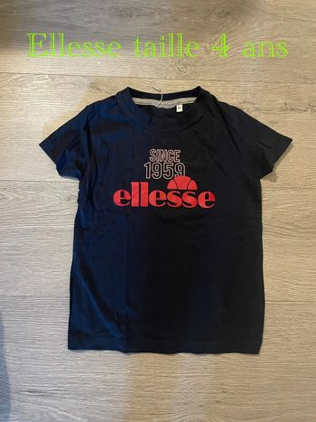 T-shirt à manches courtes bleu marine écriture rouge et blanc Ellesse taille 4 ans