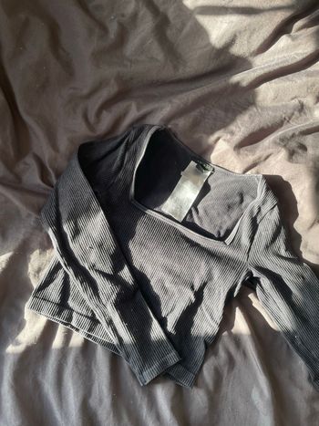 Haut noir à manche longues 