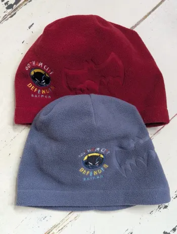 Lot 2 bonnets polaire Batman – rouge & gris/bleu – Taille unique